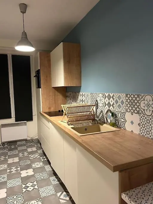 Studio/F1 Aux Buttes Chaumont Paris 0*,