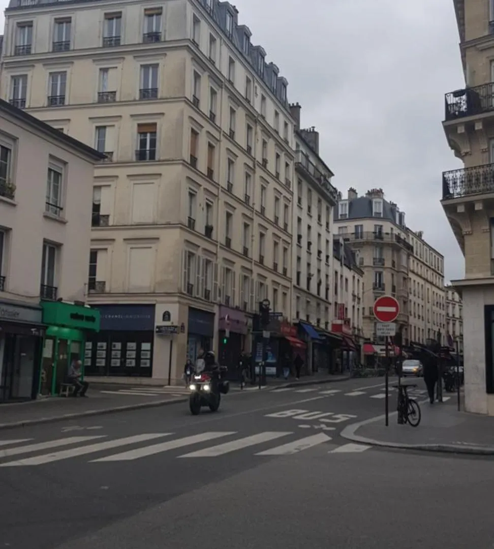 Appartement Studio/F1 Aux Buttes Chaumont Parijs